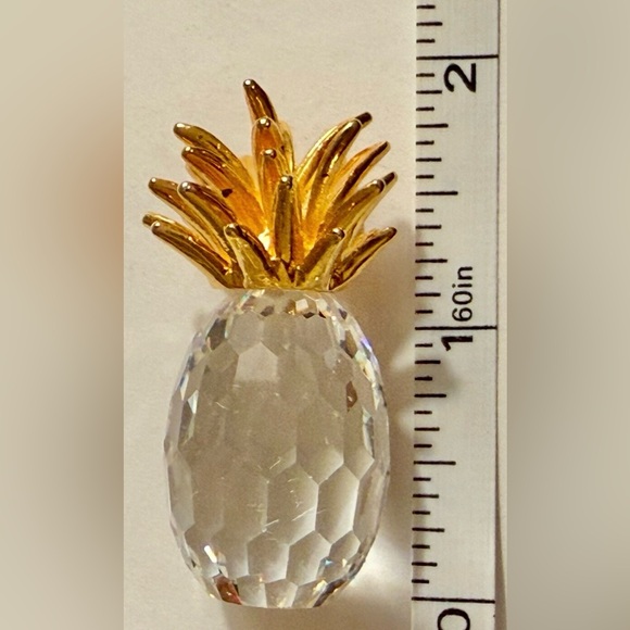 Mini crystal pineapple figurine - 2”H - minor scratches - lovely - brand unknown - Picture 7 of 7